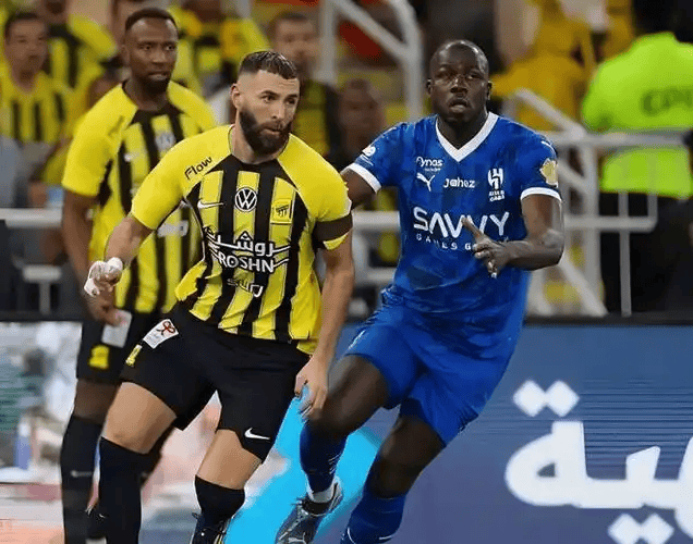 转折点！费耶诺德篮板制胜，欧超杯赛后攻防权衡，悬念犹存，心理建设被强调(罗马vs费耶诺德集锦)